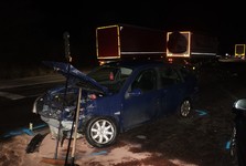 Opilý řidič u Mikulova ignoroval dopravní značku, vjel přímo do cesty náklaďáku