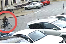 Hledá se cyklista! Policisté s ním potřebují mluvit kvůli dopravní nehodě v obci Sedlec